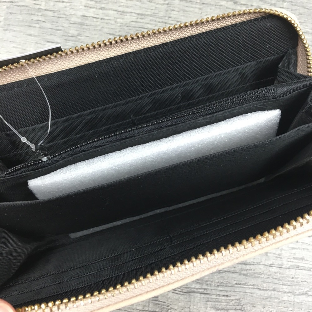 RUE 21 WRISTLET WALLET - Picture 2 of 2